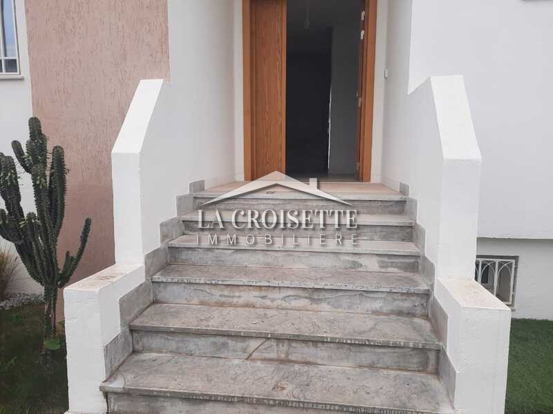 Triplex S+5 avec piscine à La Soukra
